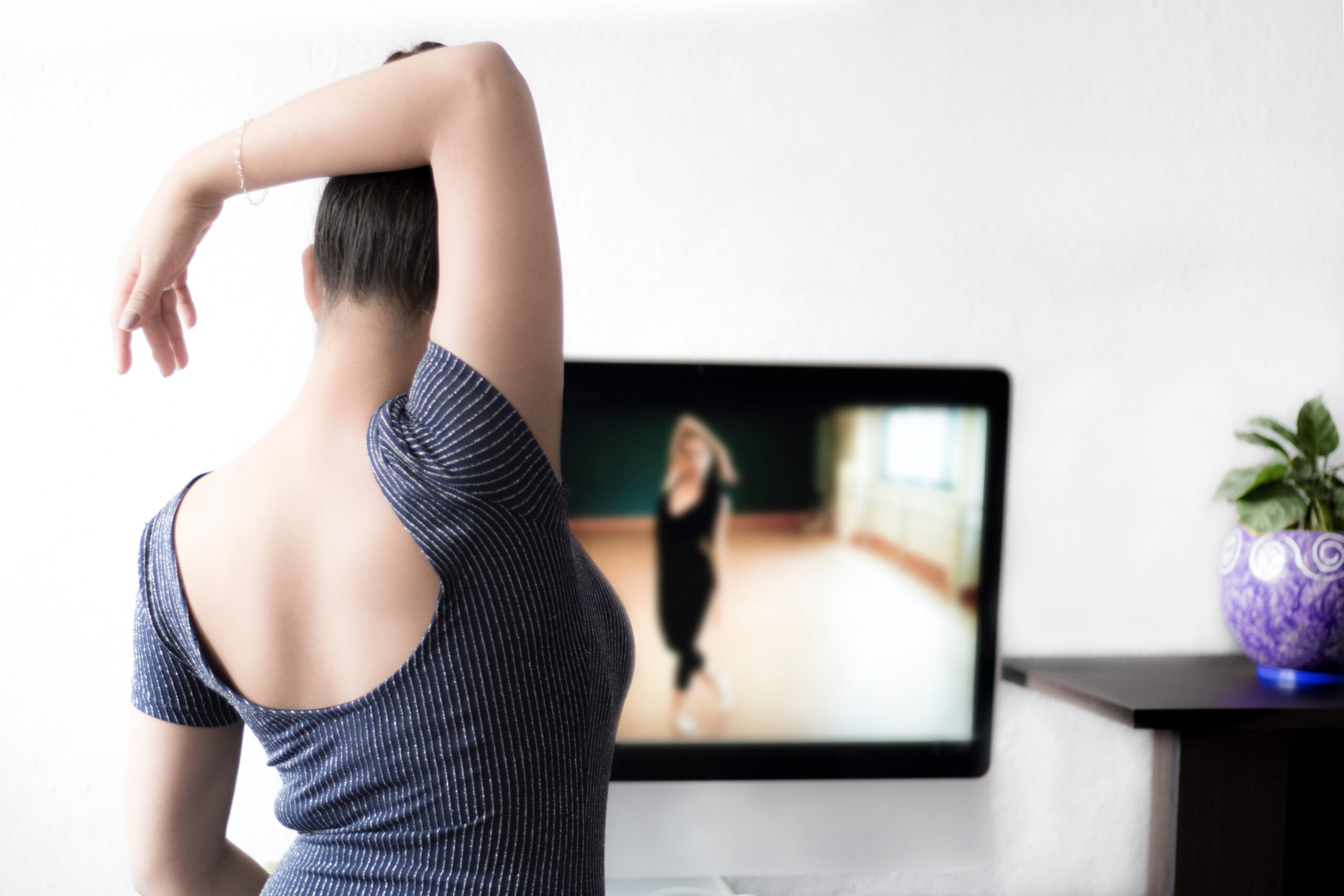 Niña tomando clases de danza en casa